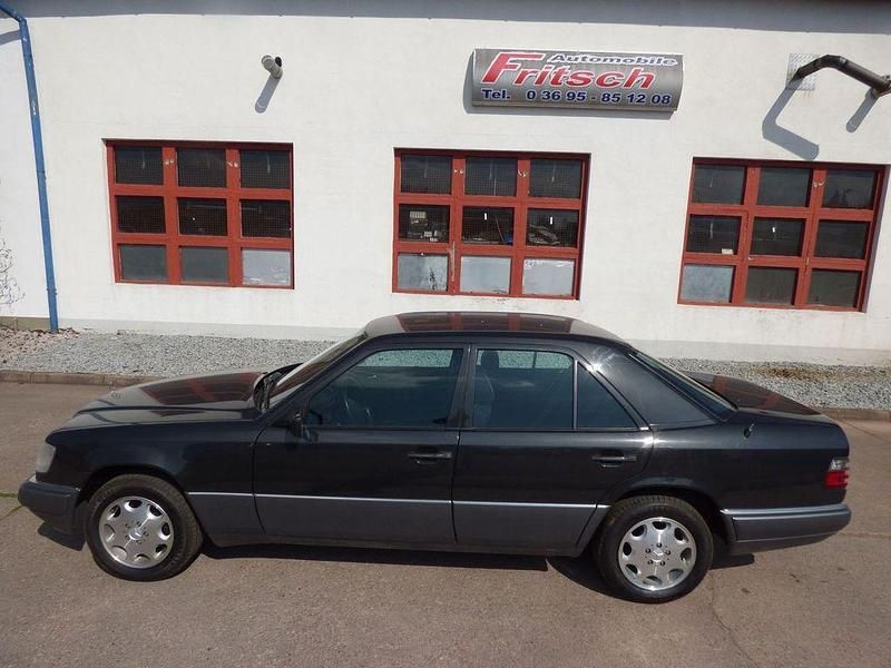 Schwarz Gebraucht 1994 Mercedes E280 Limousine | 11.900 € - Bild 1/4
