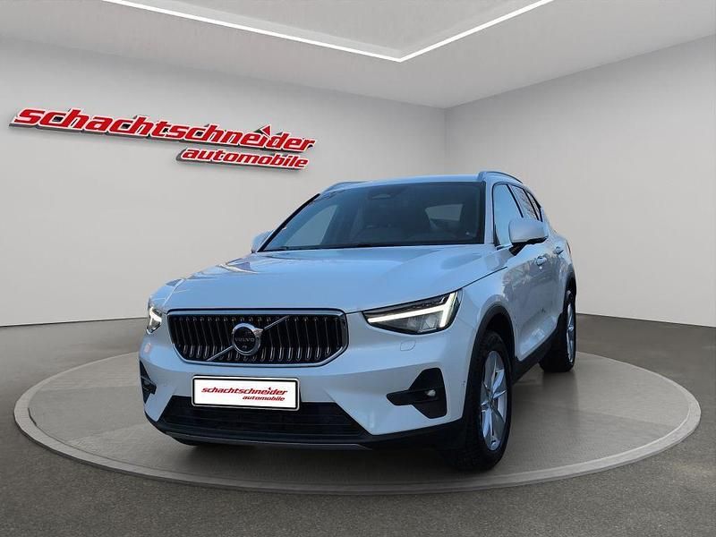 Crystal weißperleffekt Gebraucht 2023 Volvo XC40 Plus SUV | 34.490 € (Fairer Preis) - Bild 1/4