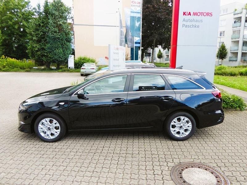 Neu Kia Ceed Sportswagon Vision 140 PS (102 kW) 2025 Schwarz Kombi