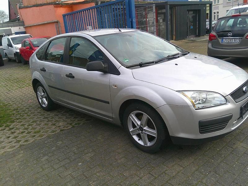 Gebraucht Ford Focus Trend 101 PS (74 kW) 2006 Silber Limousine