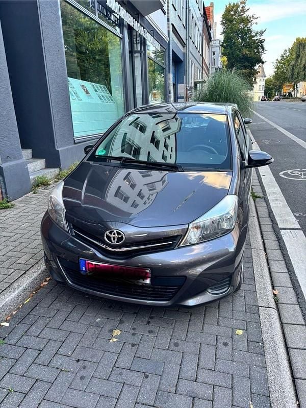 Grau Gebraucht 2012 Toyota Yaris Multidrive S Kleinwagen | 9.850 € (Fairer Preis) - Bild 1/4