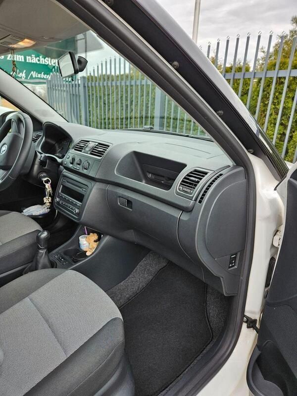 Weiß Gebraucht 2014 Skoda Fabia Ambition Kleinwagen | 5.500 € (Fairer Preis) - Bild 1/4