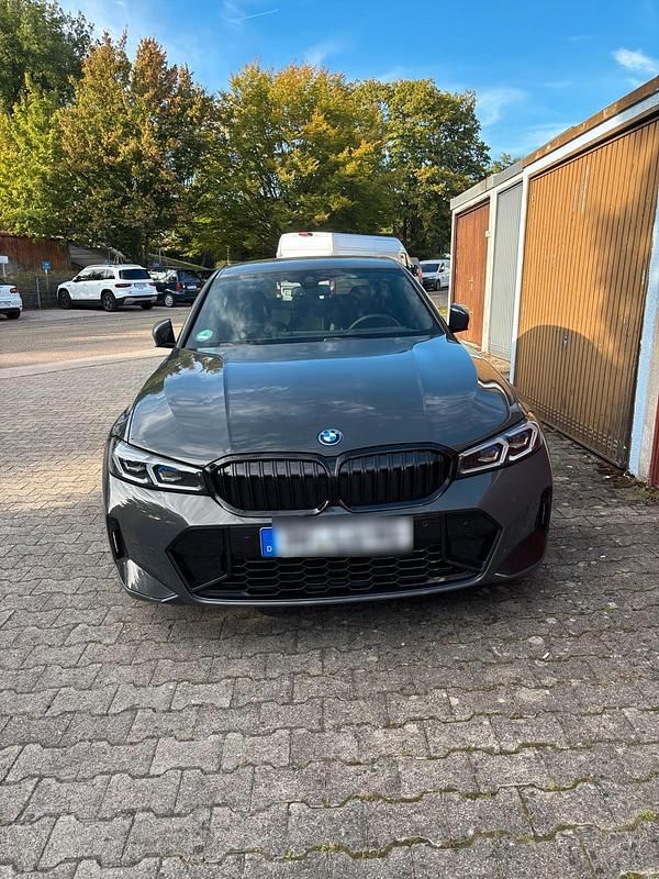 Grau Gebraucht 2022 BMW 320e M Sport Limousine | 32.500 € (Teuer) - Bild 1/4