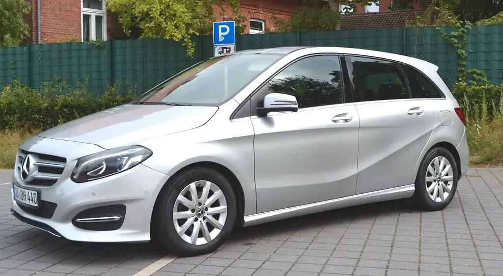Gebraucht Mercedes 180 Style 109 PS (80 kW) 2017 Silber Limousine