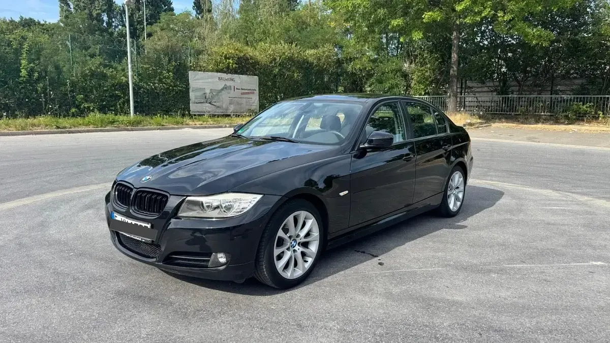 Gebraucht BMW 318 Basis 143 PS (105 kW) 2010 Schwarz Limousine