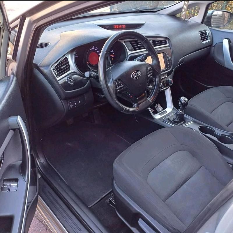 Beige Gebraucht 2016 Kia Ceed Turbo Kleinwagen | 4.999 € (Superpreis) - Bild 1/4