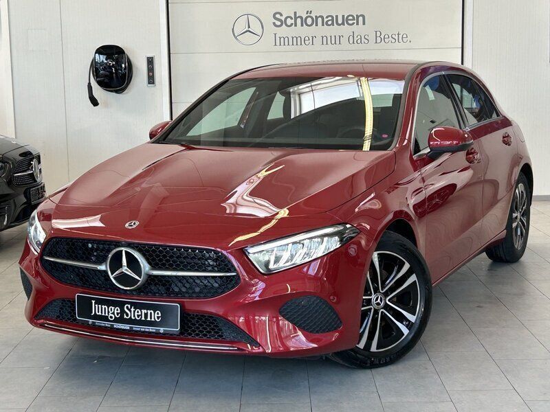 Rot Gebraucht 2023 Mercedes A180 Advanced Limousine | 27.950 € (Fairer Preis) - Bild 1/4