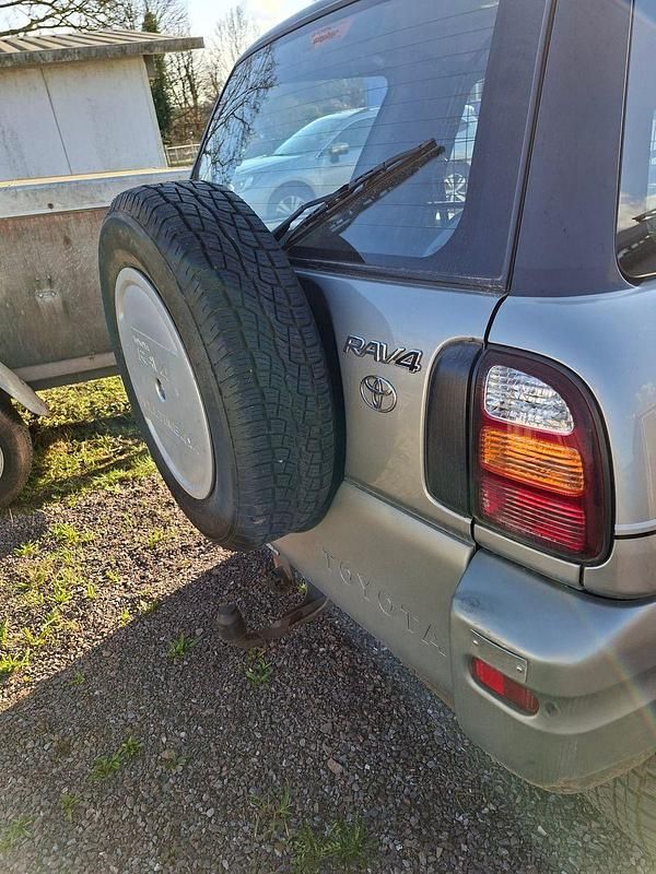 Second-hand Toyota RAV4 128 CP (94 kW) 2000 Gri SUV