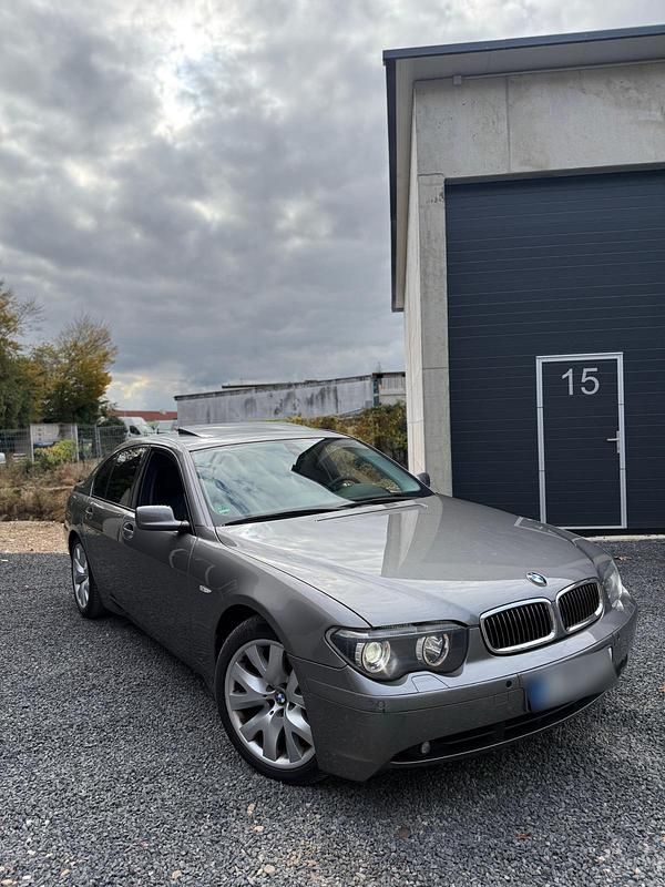 Grau Gebraucht 2005 BMW 735 Limousine | 5.499 € - Bild 1/4