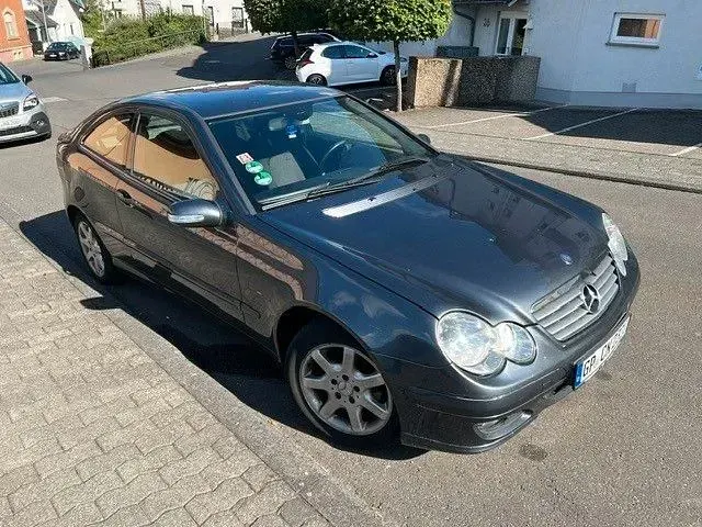 Gebraucht Mercedes C180 143 PS (105 kW) 2006 Grau Coupé