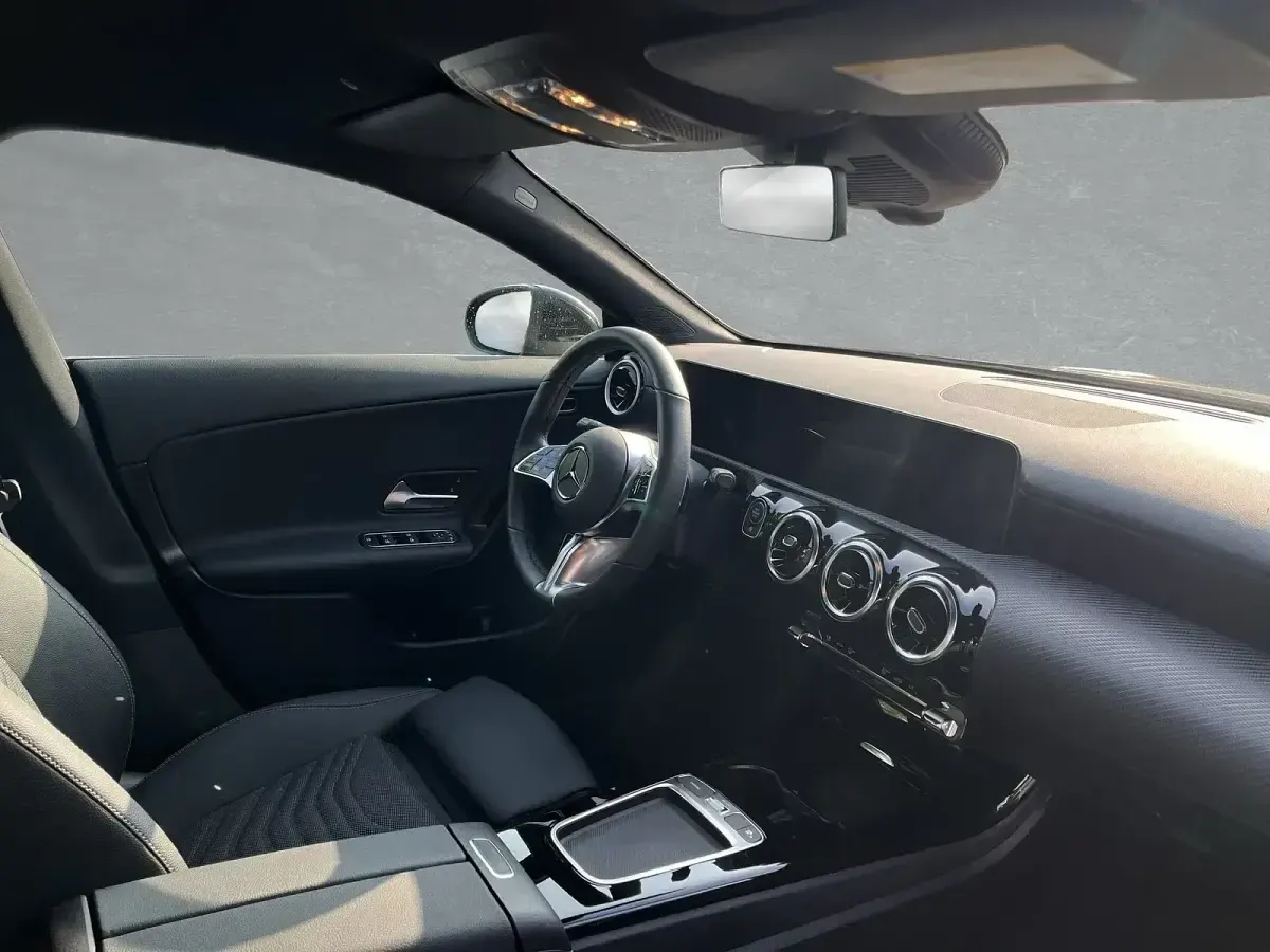 Gebraucht Mercedes CLA200 177 PS (130 kW) 2024 Schwarz Coupé