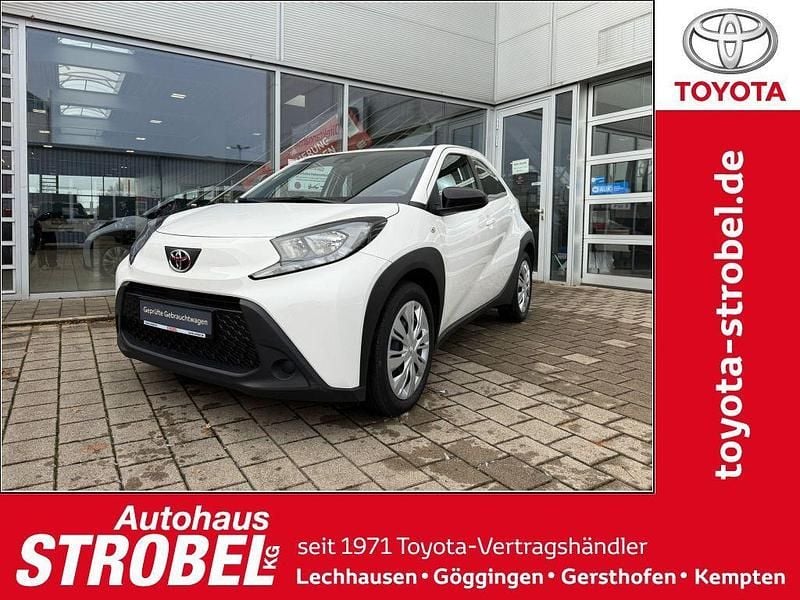 Weiß Gebraucht 2022 Toyota Aygo X-play Kleinwagen | 13.890 € (Fairer Preis) - Bild 1/4