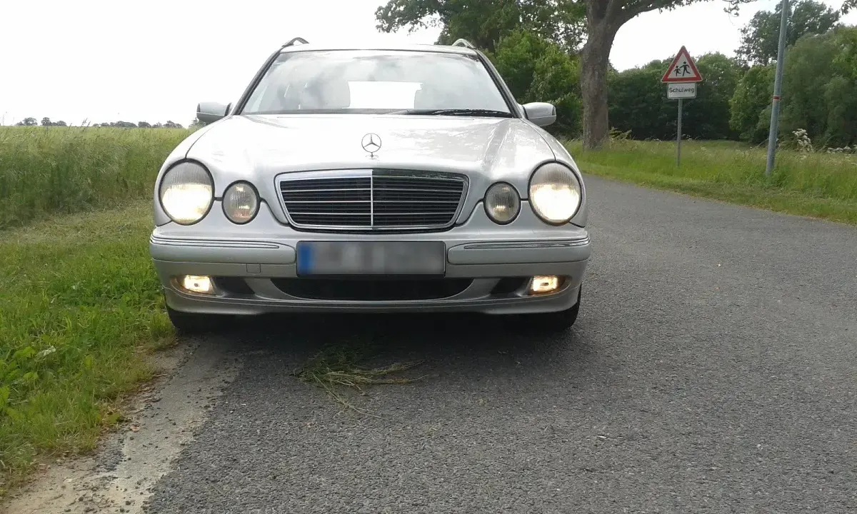 Gebraucht Mercedes E240 177 PS (130 kW) 2000 Silber Kombi