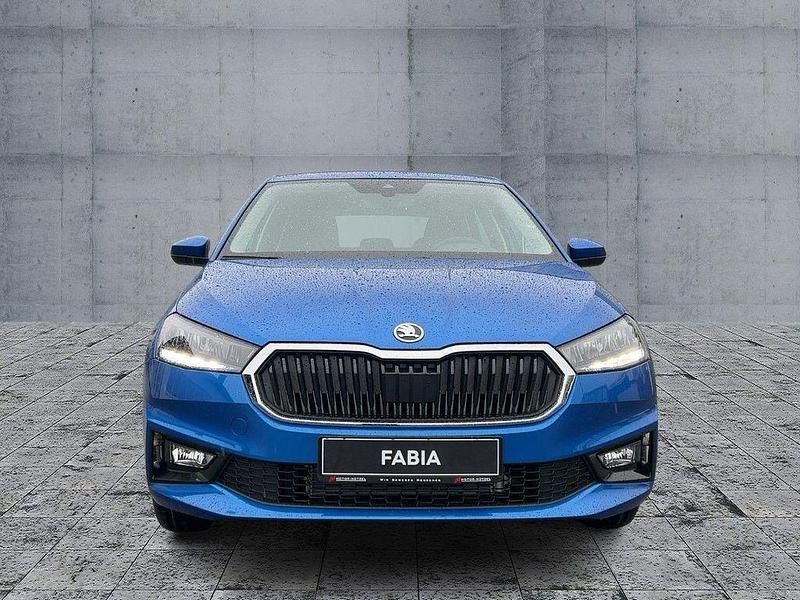 Neu Skoda Fabia Essence 95 PS (69 kW) 2025 Blau Limousine