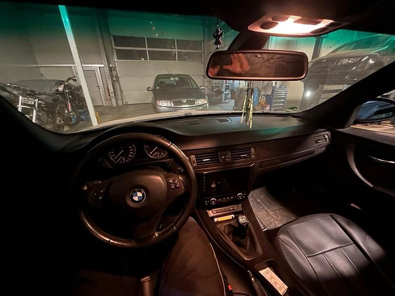 Gebraucht BMW 320 177 PS (130 kW) 2008 Schwarz Kombi