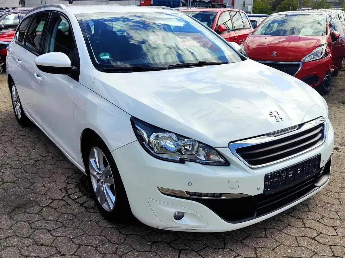 Gebraucht Peugeot 308 Active 120 PS (88 kW) 2016 Weiß Kombi