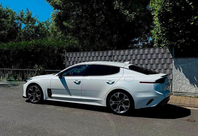 Weiß Gebraucht 2018 Kia Stinger Kleinwagen | 32.500 € (Fairer Preis) - Bild 1/4