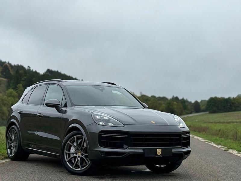 Grau Gebraucht 2018 Porsche Cayenne Turbo SUV | 62.999 € - Bild 1/4