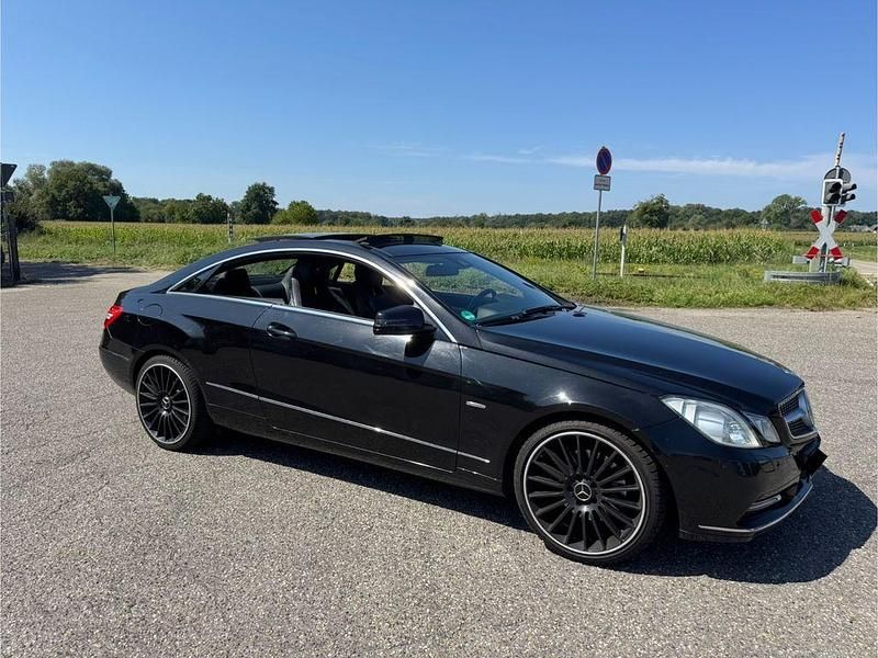Schwarz Gebraucht 2012 Mercedes E350 Coupé | 12.490 € (Guter Preis) - Bild 1/4