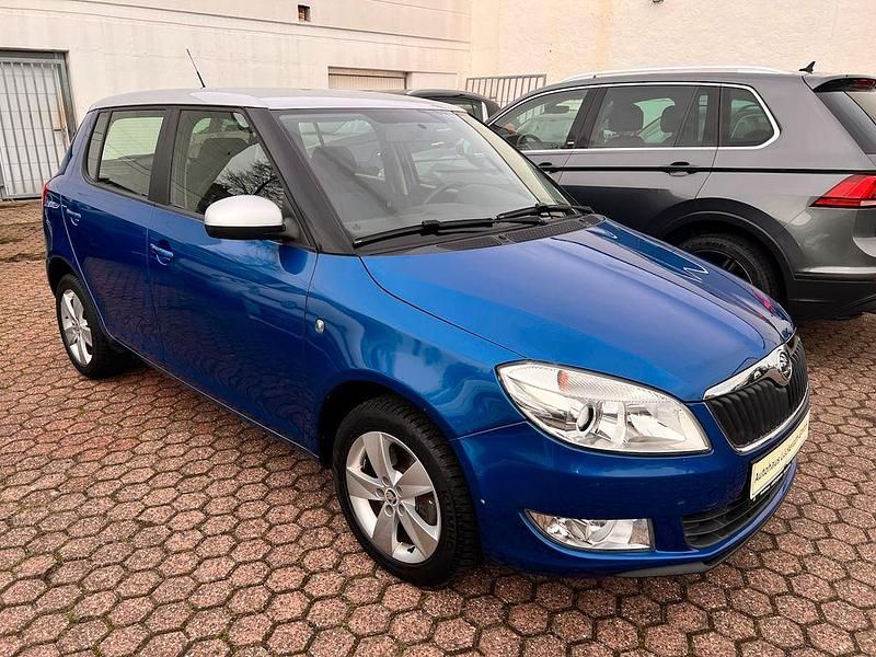 Race blue metallic Gebraucht 2014 Skoda Fabia Ambition Limousine | 9.990 € (Etwas zu teuer) - Bild 1/4