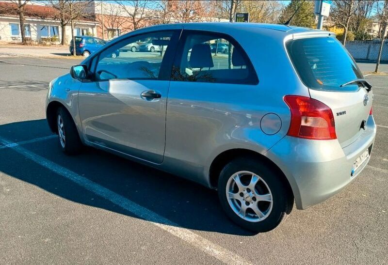 Silber Gebraucht 2006 Toyota Yaris Cool Limousine | 1.299 € (Superpreis) - Bild 1/4