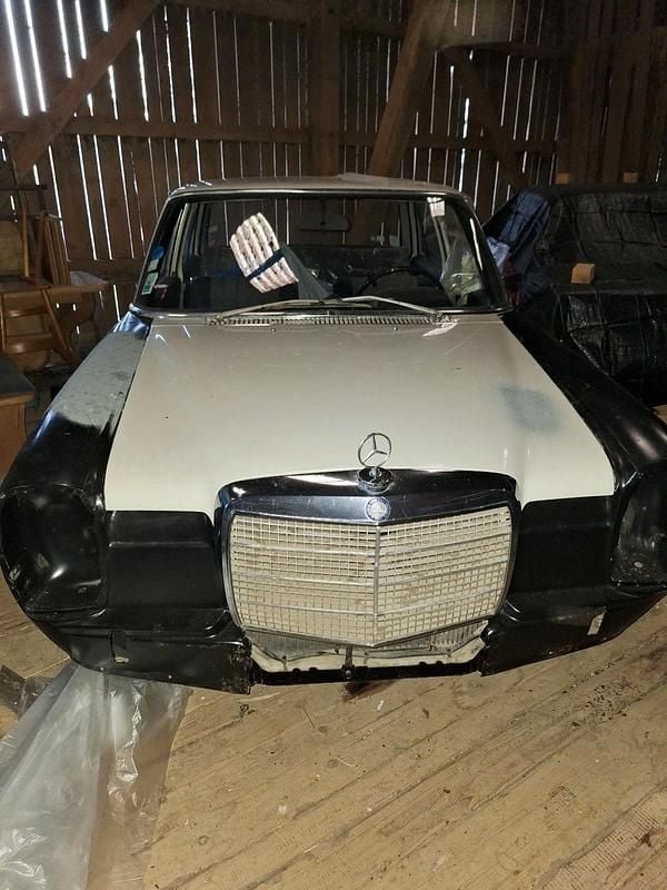 Grau Gebraucht 1968 Mercedes W114 Limousine | 3.500 € - Bild 1/4