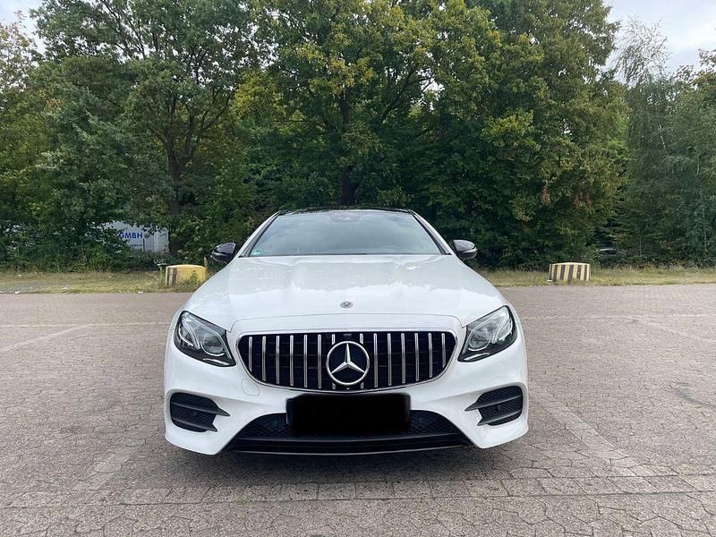 Gebraucht Mercedes E220 AMG line 194 PS (142 kW) 2019 Weiß Coupé