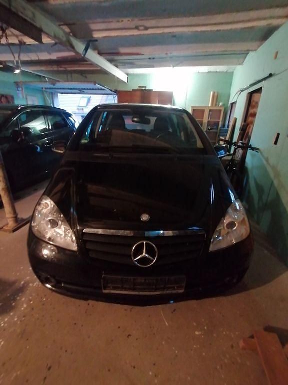 Schwarz Gebraucht 2012 Mercedes A180 Van / Kleinbus | 4.990 € (Guter Preis) - Bild 1/4