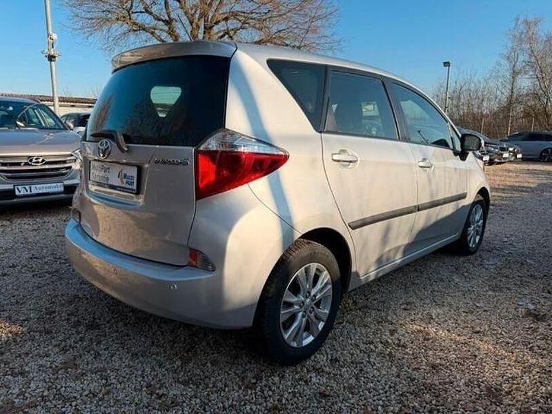 Gebraucht Toyota Verso-S Cool 99 PS (72 kW) 2014 Silber Van / Kleinbus