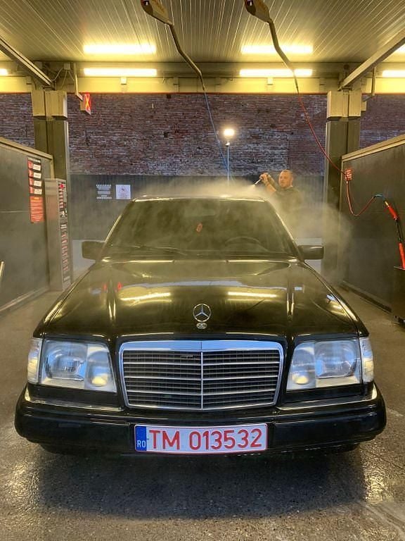 Schwarz Gebraucht 1995 Mercedes E300 Classic Limousine | 2.500 € - Bild 1/4