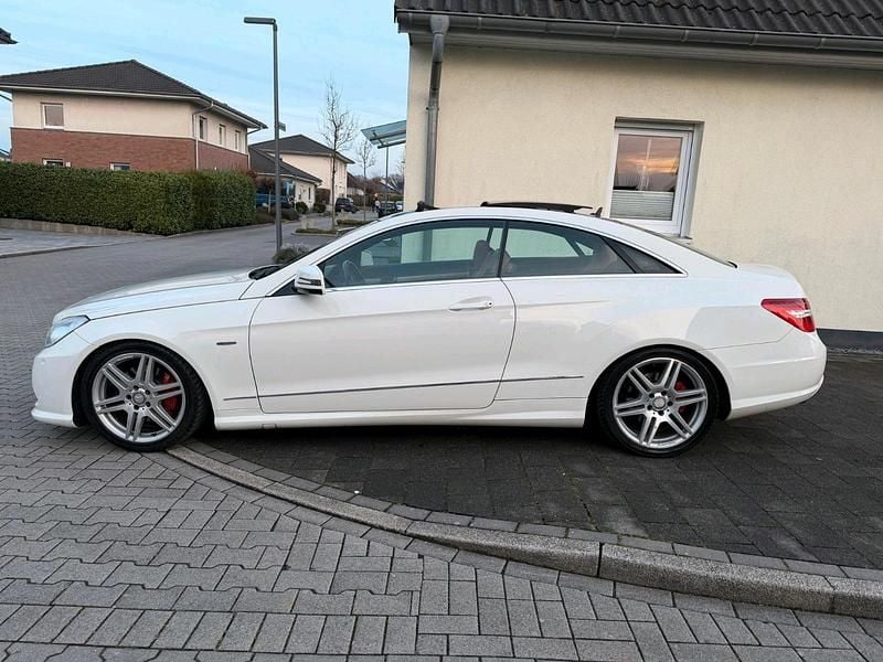 Gebraucht Mercedes E350 AMG 231 PS (169 kW) 2011 Weiß Coupé