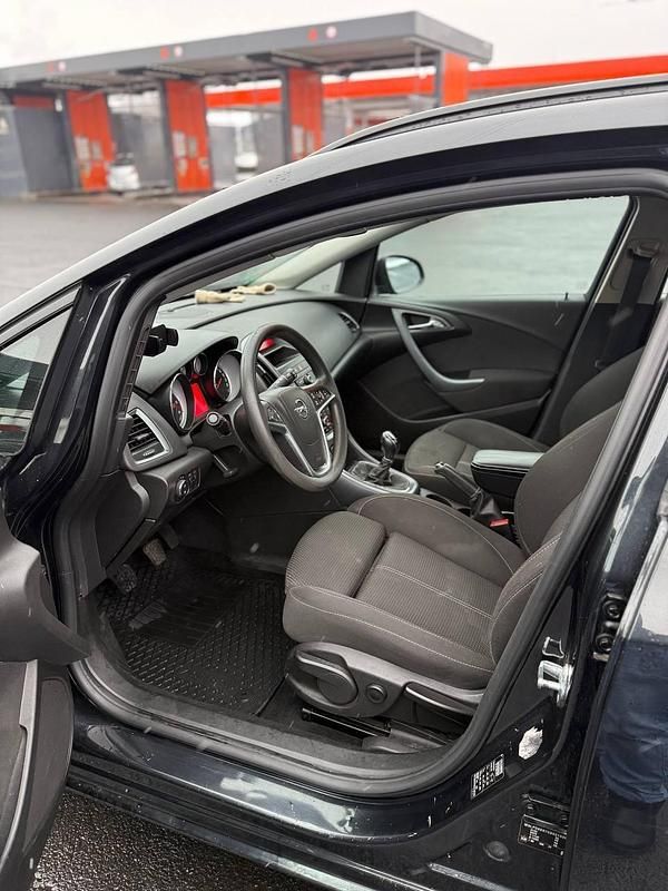 Gebraucht Opel Astra 110 PS (80 kW) 2014 Schwarz Kombi