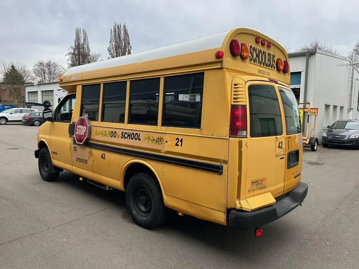 Usado Chevrolet Express 2000 Amarillo Monovolumen