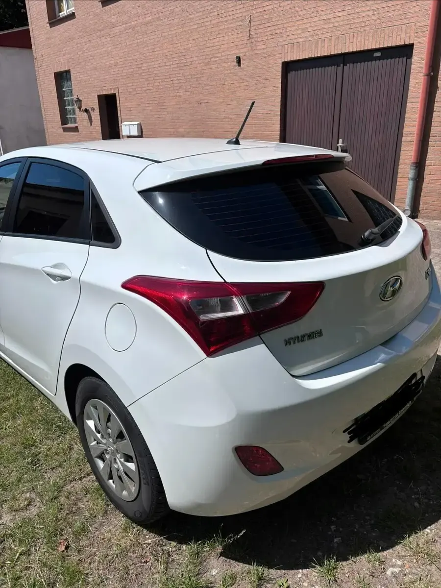 Gebraucht Hyundai i30 101 PS (74 kW) 2016 Weiß Limousine