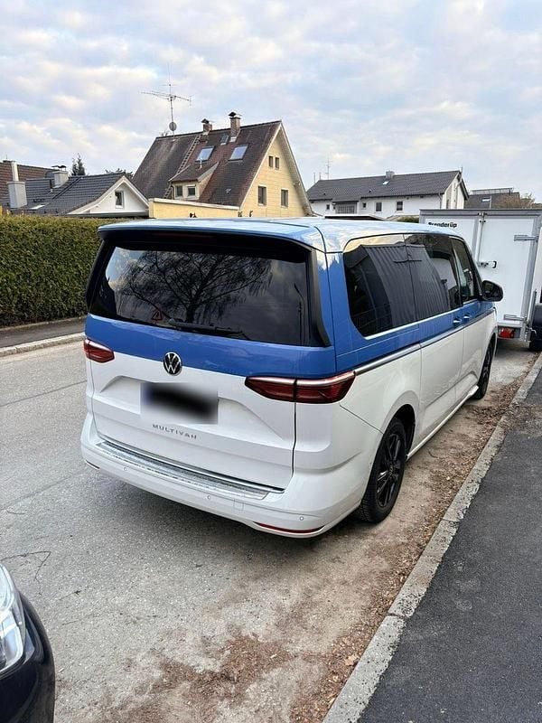 Second-hand VW Multivan 204 CP (150 kW) 2024 Albastru Monovolum