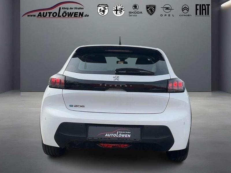 Gebraucht Peugeot e-208 Active 100 kW (136 PS) 2023 Schneeweiss Kleinwagen