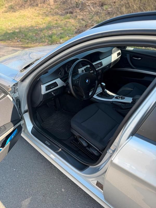 Gebraucht BMW 320 184 PS (135 kW) 2010 Silber Kombi
