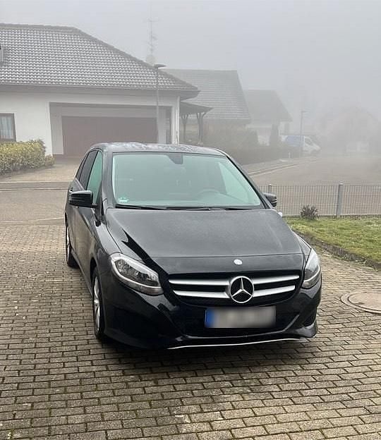 Gebraucht Mercedes B200 136 PS (100 kW) 2015 Schwarz Van / Kleinbus