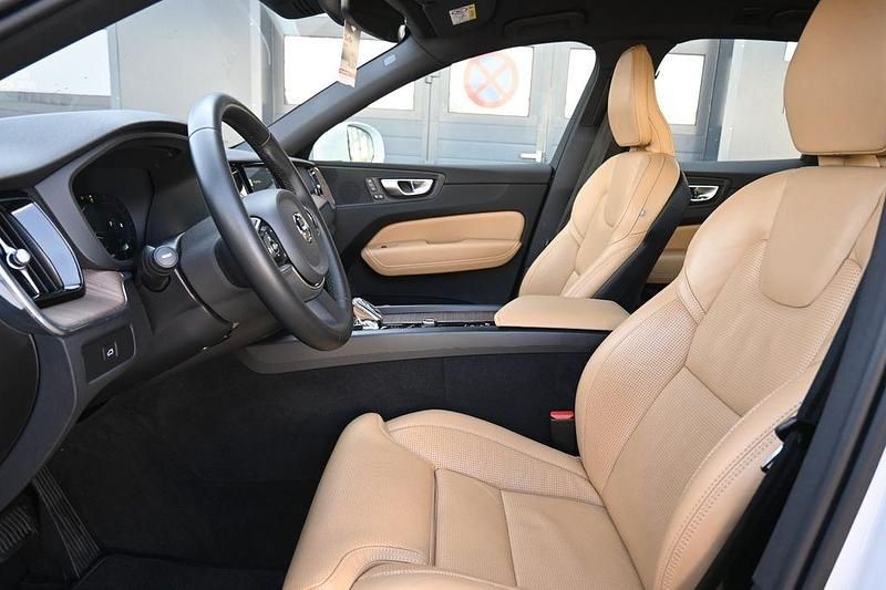 Gebraucht Volvo XC60 Plus 197 PS (144 kW) 2023 Weiß SUV
