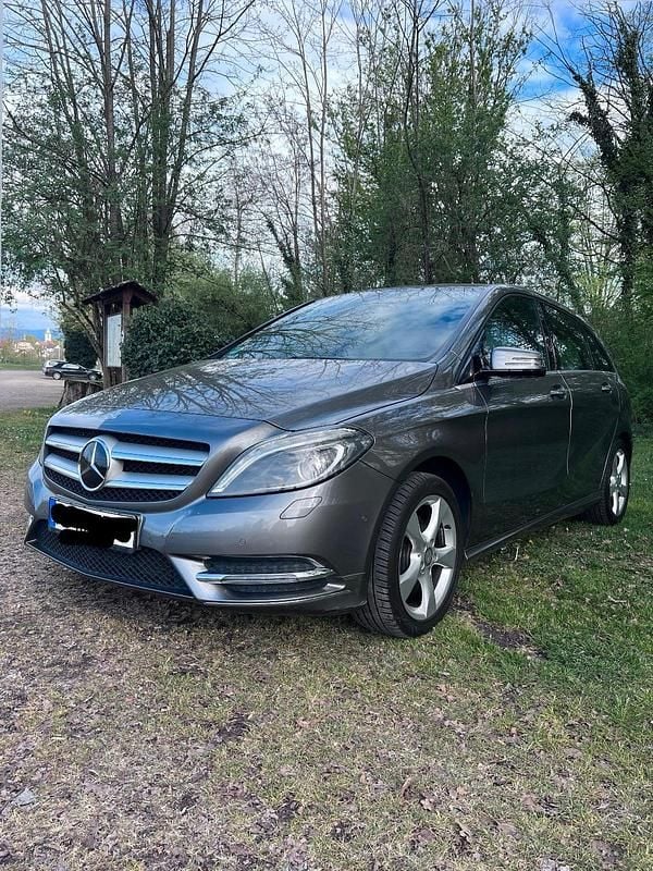 Grau Gebraucht 2012 Mercedes B180 Van / Kleinbus | 8.800 € (Guter Preis) - Bild 1/4
