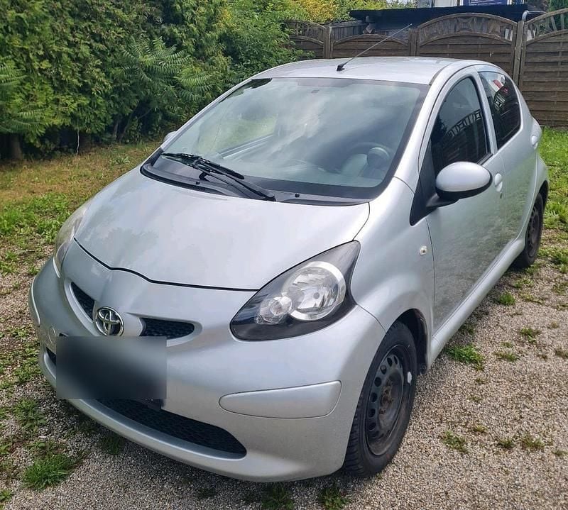 Silber Gebraucht 2008 Toyota Aygo Kleinwagen | 2.400 € (Etwas zu teuer) - Bild 1/4