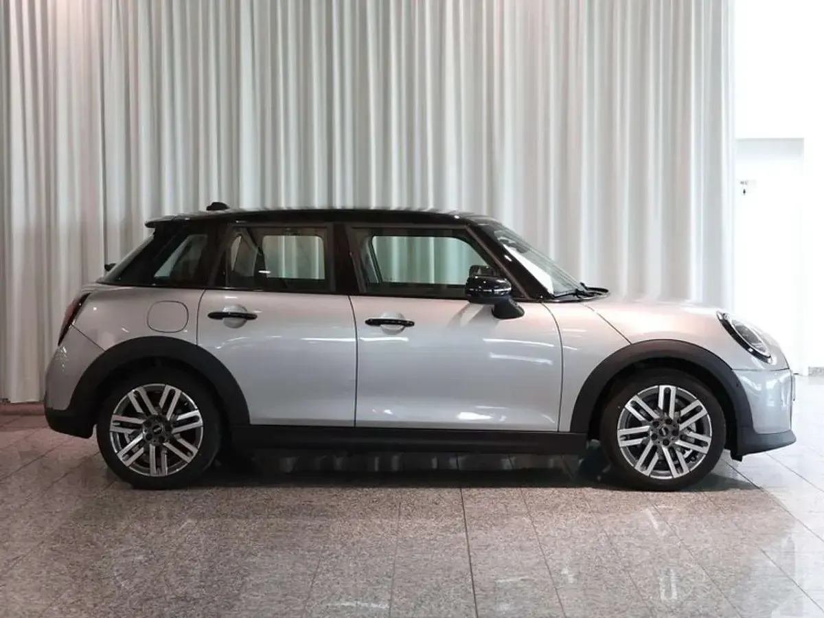 Używany Mini Cooper Classic 114 kW (156 KM) 2025 Srebrny Hatchback