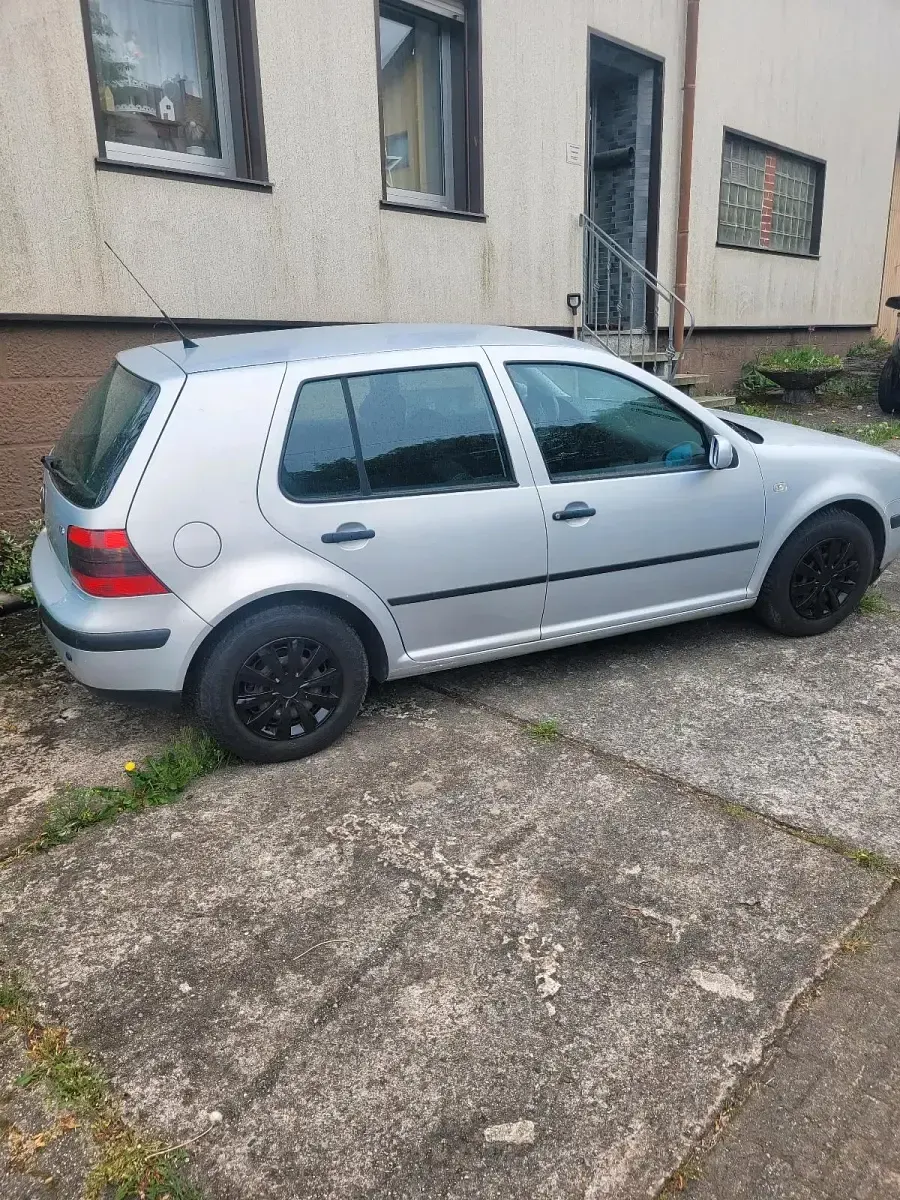 Gebraucht VW Golf IV Edition 100 PS (73 kW) 2000 Silber Limousine