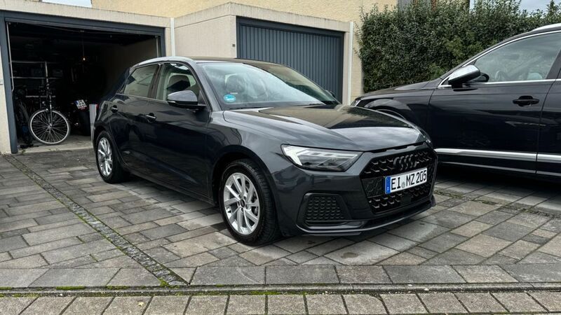 Grau Gebraucht 2023 Audi A1 Sportback Advanced Plus Kleinwagen | 20.600 € (Fairer Preis) - Bild 1/4