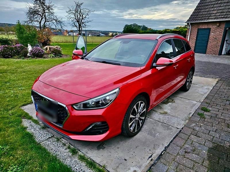 Rot Gebraucht 2019 Hyundai i30 Select Kombi | 15.600 € (Etwas zu teuer) - Bild 1/4