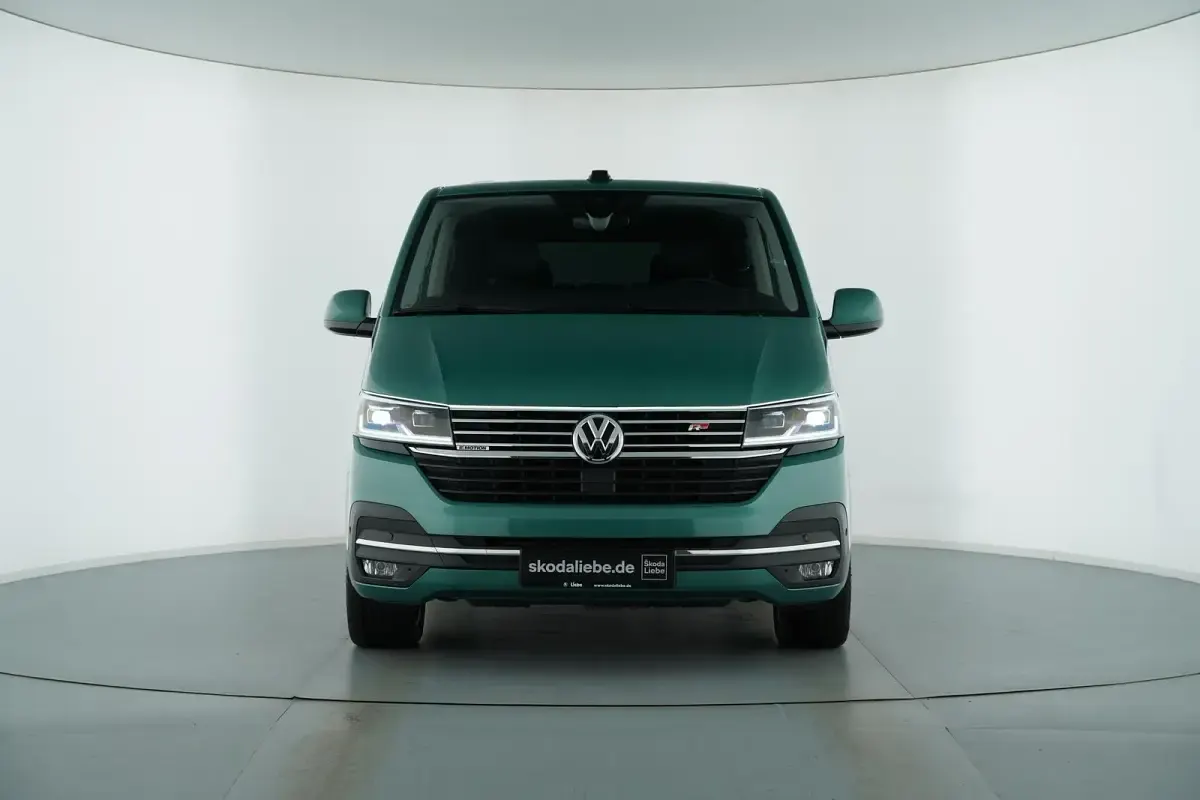 Gebraucht VW Multivan Highline 204 PS (150 kW) 2021 Bay leaf green metallic Van / Kleinbus
