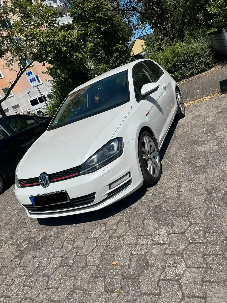 Gebraucht VW Golf VII Highline 122 PS (89 kW) 2013 Weiß Limousine