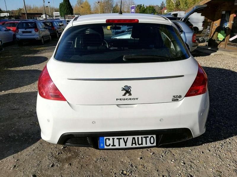 Gebraucht Peugeot 308 Active 112 PS (82 kW) 2011 Weiß Limousine