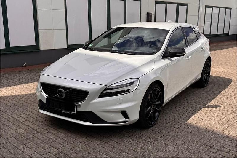 Weiß Gebraucht 2018 Volvo V40 R-Design Kombi | 12.099 € (Fairer Preis) - Bild 1/4