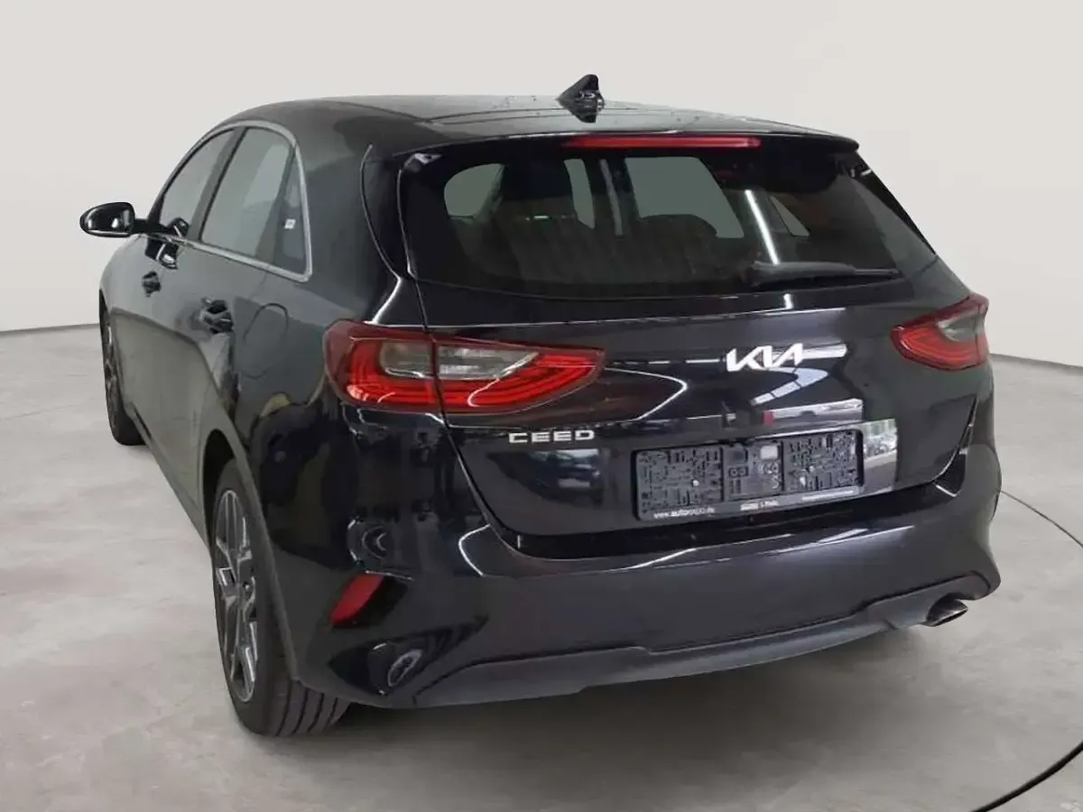 Gebraucht Kia Ceed Spirit 160 PS (117 kW) 2022 Zilinaschwarz metallic Kleinwagen